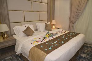 吉达Lavana Sari的一间卧室配有一张带鲜花的大床