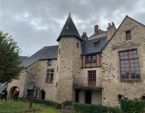 拉瓦勒Le logis du Vassal的一座黑色屋顶的古老石头建筑