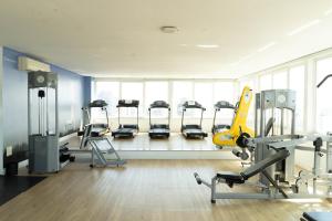 阿雷格里港圣拉斐尔广场酒店的健身房,配有一排跑步机和机器