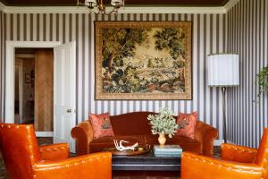 圣安德鲁斯Rusacks St Andrews的客厅配有沙发和墙上的绘画