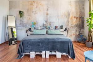开姆尼茨Apartment mit Industriecharme/ Netflix + WIFI & zentrumsnah的一间卧室配有一张带蓝色毯子的床