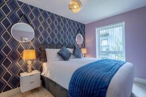 金斯兰利LillyRose Apartments - Hemel Hempstead, Free Parking, Free Wi-Fi的一间卧室配有一张大床和镜子