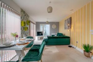 金斯兰利LillyRose Apartments - Hemel Hempstead, Free Parking, Free Wi-Fi的客厅配有绿色沙发和桌子