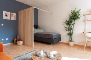 开姆尼茨Stilvolles Apartment mit Balkon / Netflix + WIFI & zentrumsnah的客厅配有床和沙发