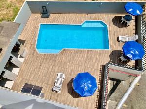 巴雷拉斯Principe Hotel的享有带椅子和遮阳伞的游泳池的上方景色