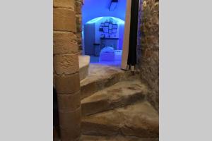 普罗旺斯艾克斯Les Secrets d'Alcôve, nuits Romantiques avec SPA的通往教堂的楼梯,有蓝色的灯光