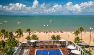 若昂佩索阿拉古纳普拉亚酒店的从度假村的阳台上可欣赏到海滩景色