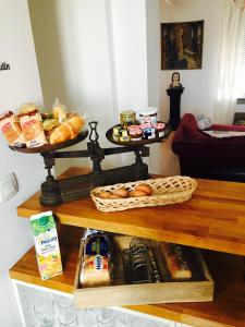Sallaumines罗玛内公寓的包括两个面包和糕点篮的架子