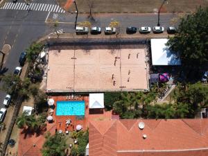 雅瓜里乌纳Hotel Residence Jaguary的大楼游泳池的顶部景色