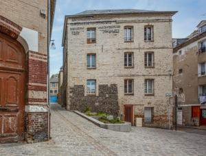 迪耶普El arco iris entre port et plage的小巷里街上的旧砖砌建筑