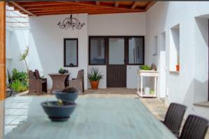 普拉亚布兰卡Las Arecas Apartment的天井配有桌椅和吊灯。