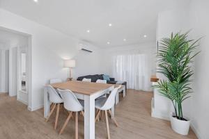 蓬塔格罗萨Apartamento tranquilo a 500m de la playa的一间带木桌和椅子的用餐室
