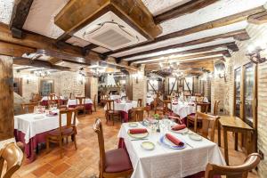Perales de TajuñaHotel Rural El Lagar de Nemesio的一间在房间内配有桌椅的餐厅