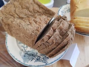 斯特雷萨Nel giardino di Dafne的盘子,有两块面包和一把刀