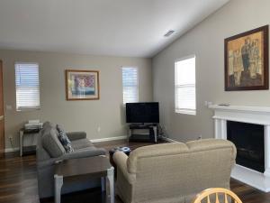圣罗莎Spacious 3BD,2BA, ideal for families!的带沙发和壁炉的客厅