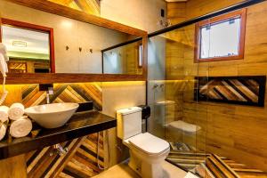 博尼图自然艺术旅馆的一间带卫生间和水槽的浴室