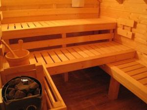 旺特龙山区木屋的一间木桑拿房,房间内设有长凳