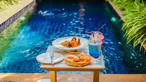 班巴克洛Boutique Resort Private Pool Villa - SHA Extra Plus的桌边有两盘食物的桌子