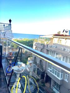 伊斯坦布尔La Petite Maison Hotel的享有大楼阳台的景色