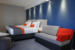 阿拉木图Holiday Inn Express - Almaty, an IHG Hotel的酒店客房,配有两张床和椅子