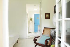 欧兹Au Petit Bernerot - Les gîtes de l'Arbre Voyageur的客厅设有蓝色门和椅子