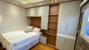 亚历山大Royal Luxury Apartment with Gorgeous Sea View的一间卧室配有一张床、橱柜和窗户。