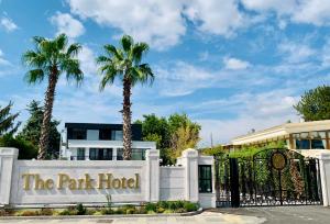 图兹拉伊斯坦布尔公园酒店的棕榈树掩映在大门后的一个公园酒店