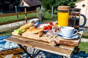 NemesbükkAgroPing Korosajt Műhely的一张桌子,上面放着一盘食物和一壶果汁