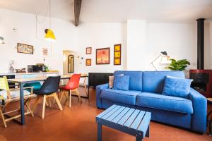 普罗旺斯艾克斯Lumineux Aix Plein Centre avec Parking privé Gratuit的客厅配有蓝色的沙发和桌子
