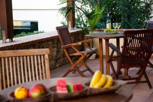 普拉塔尼亚斯Mylos Hotel Apartments的露台上的一张桌子和一碗水果