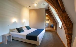 鲁汶海弗利洛奇酒店的一间卧室配有一张特大号床。