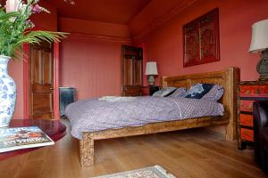 爱丁堡Netherbrae的一间卧室,配有一张床和花瓶