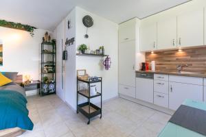 英格堡Spirit Apartments - Studio 1 - Küche - Parkplatz的厨房配有白色橱柜和水槽