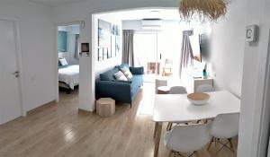 圣阿古斯丁Apartamento La Colina 30的客厅配有蓝色的沙发和桌子