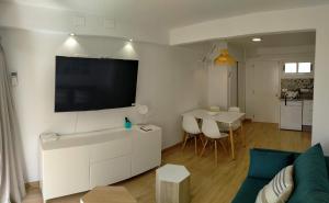 圣阿古斯丁Apartamento La Colina 30的客厅配有沙发和墙上的电视