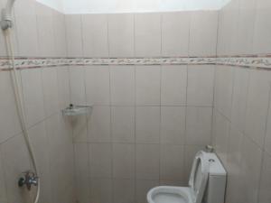 GrogolModern Indekos Cilegon Syariah RedPartner的白色的浴室设有卫生间和水槽。
