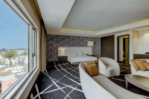 拉各斯伊凯贾拉各斯丽笙蓝色酒店的酒店客房设有一张床和一个大窗户