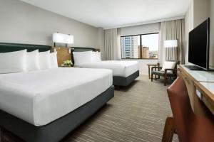 贝塞斯达华盛顿特区贝塞斯达凯悦酒店的酒店客房设有两张床和一台平面电视。