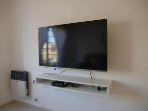 圣罗莎Andoli 2的白色墙壁上的平面电视