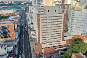 奥萨斯库Ramada Encore by Wyndham São Paulo Osasco的享有城市街道上方建筑的景致