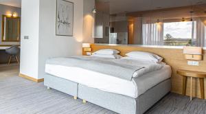 奥尔什丁Hotel Marina Club的一间卧室,卧室内配有一张大床