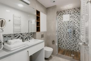弗罗茨瓦夫EXCLUSIVE Aparthotel的带淋浴、卫生间和盥洗盆的浴室