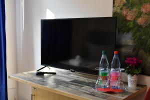 美因河畔法兰克福 慕尼黑霍夫酒店的桌子上放了三瓶的电视机