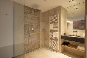 圣维特Ohles Lifestyle Guesthouse的带淋浴和盥洗盆的浴室