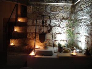 Montesano SalentinoLa Corte Antica的一间黑暗的房间,桌子上放着蜡烛和灯