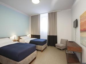 贝尔格莱德Savamala b&b的酒店客房设有两张床和电视。