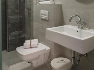贝尔格莱德Savamala b&b的一间带水槽、卫生间和淋浴的浴室