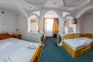塔古玖Motel Dasiana的一间酒店客房,设有两张床和电视