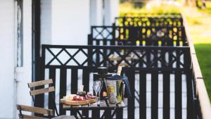 瓦夫尔多迈纳杜布鲁酒店的一张桌子,一张桌子,一个咖啡壶和一盘食物