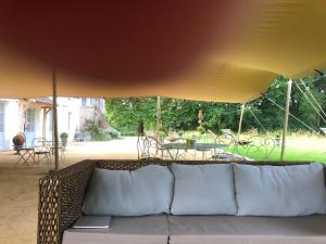 Le Plessis-LuzarchesDomaine du Plessis的院子里黄色伞下的沙发